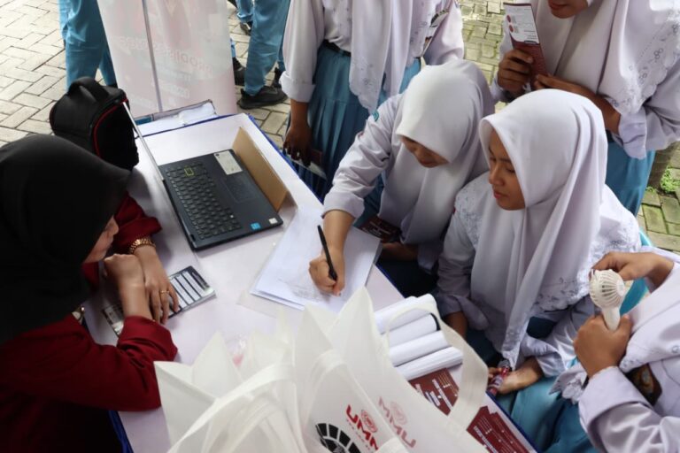 Mahasiswa Sosiologi UMM Berikan Edukasi Pendidikan Tinggi bagi Siswa di Campus Expo SMAN 1 Kebomas Gresik
